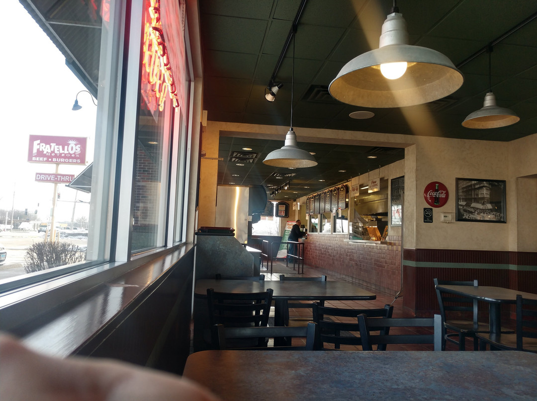 Volo餐馆和美食-Fratellos Hot Dogs