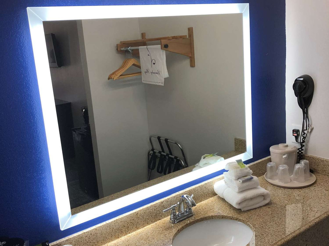 Executive Inn and Suites主图