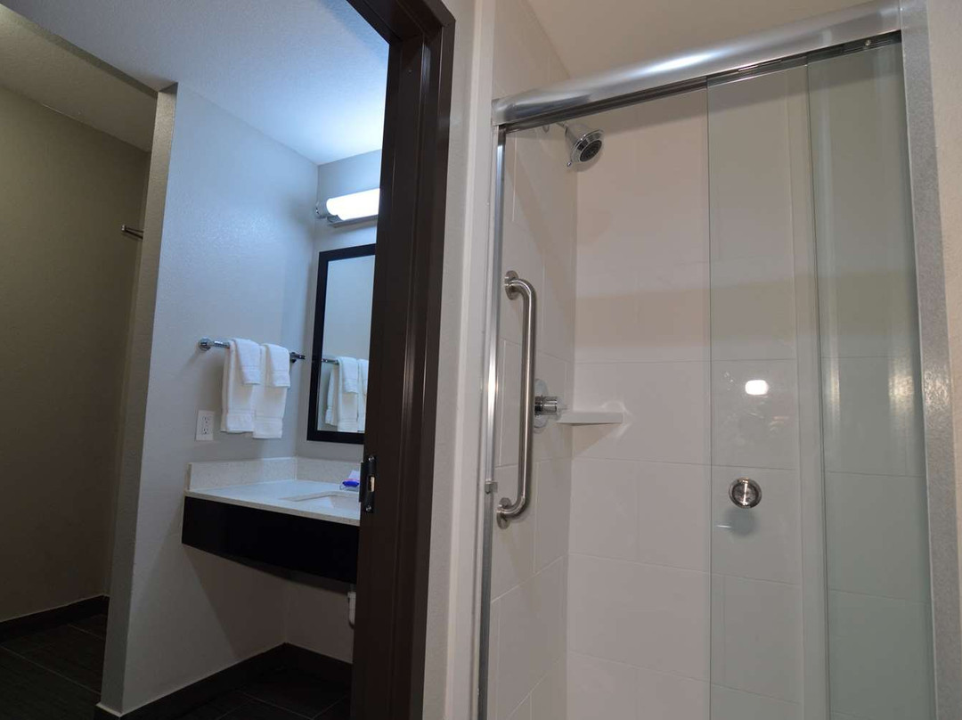 Best Western Plus Bay City Inn & Suites主图