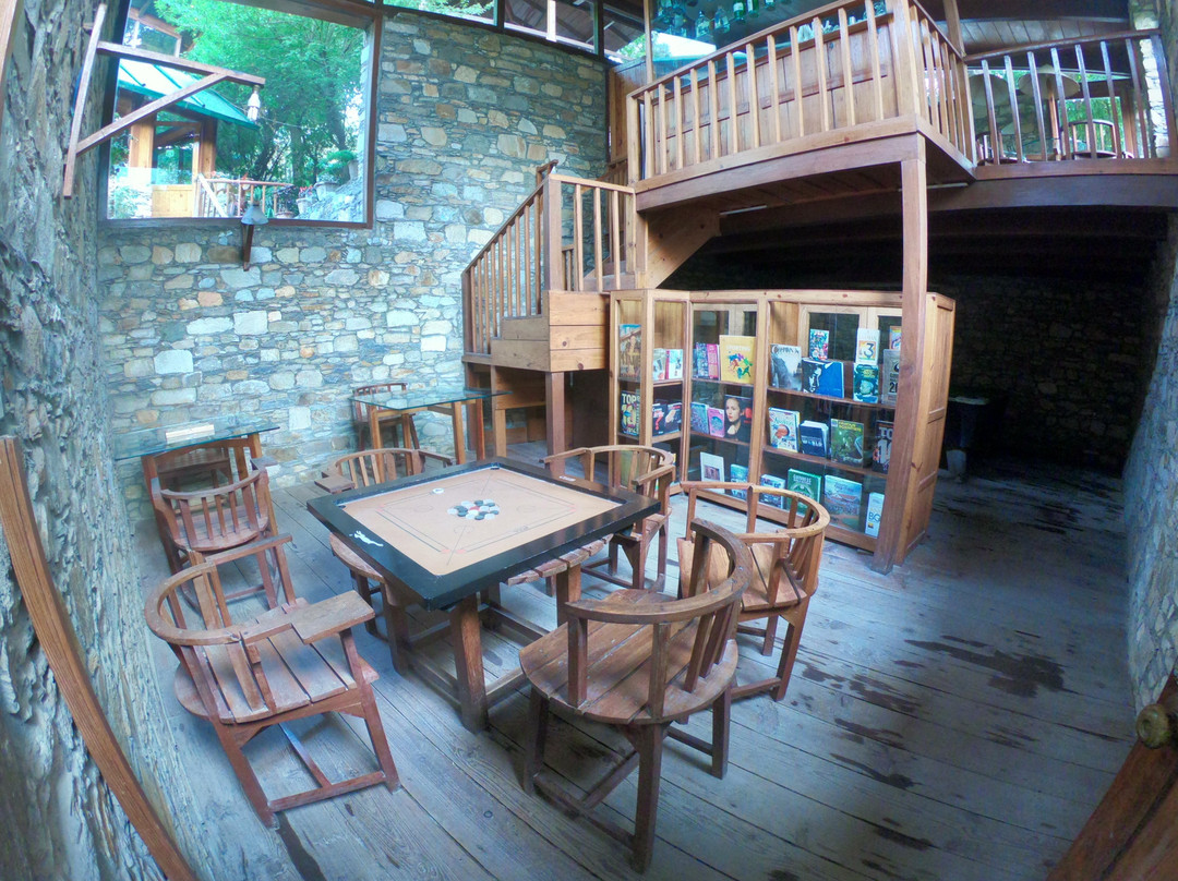 Tiaraa Monolith Lake Resort