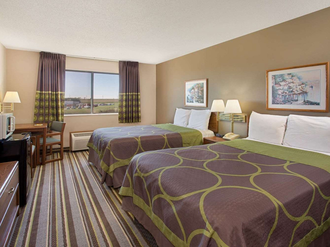 Super 8 by Wyndham Charles City主图