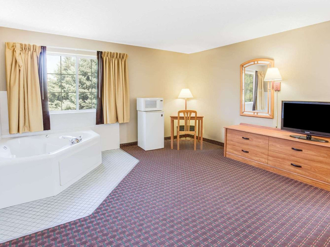 Super 8 by Wyndham Le Claire/Quad Cities主图