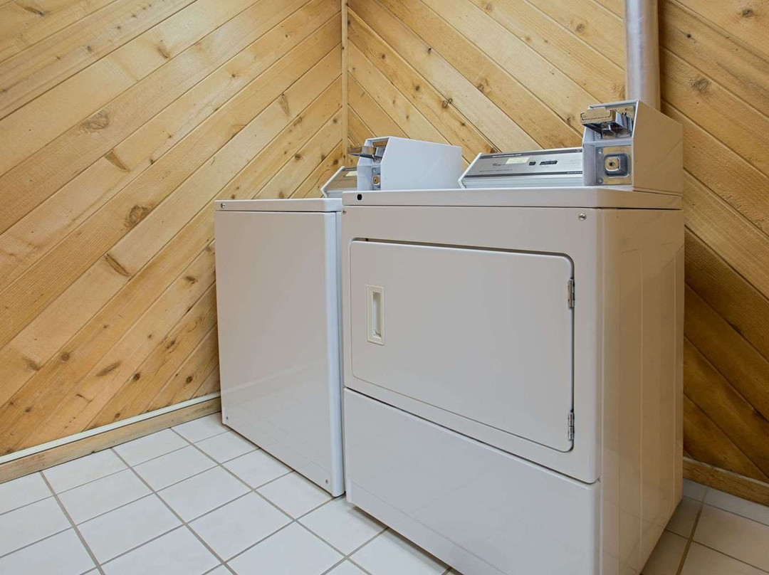 查尔斯城速8酒店主图