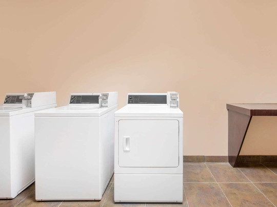 Super 8 by Wyndham Dilley TX主图