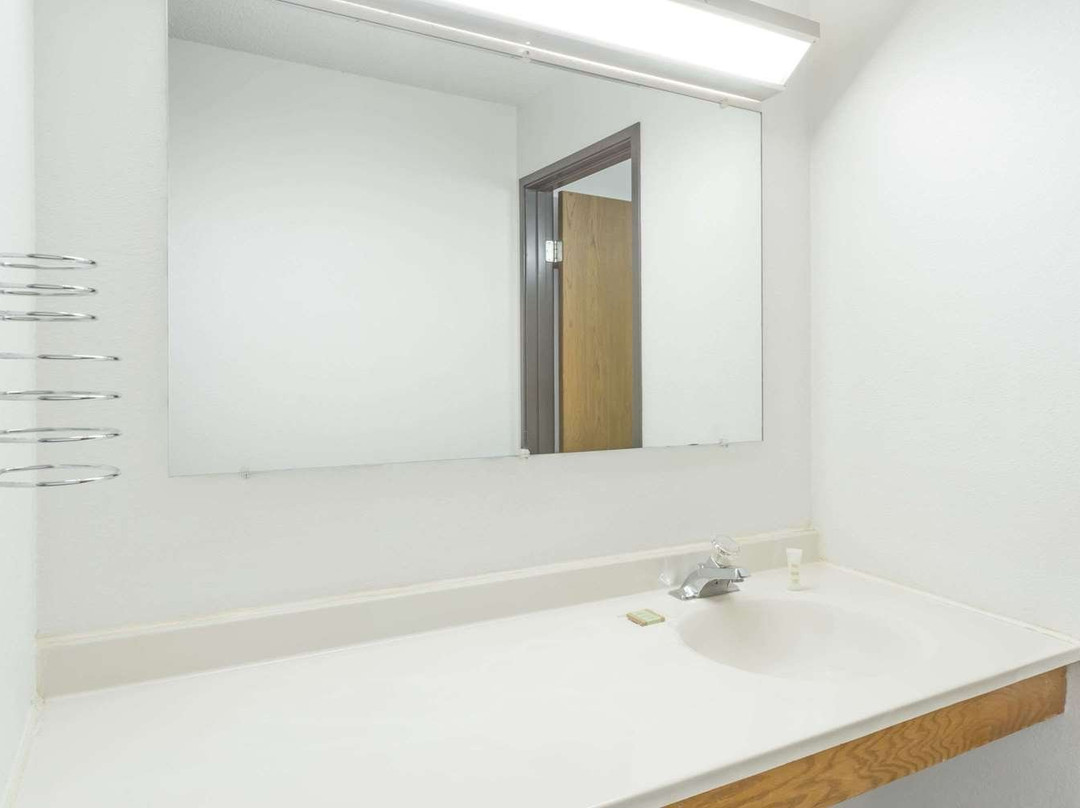 Super 8 by Wyndham Pontiac主图