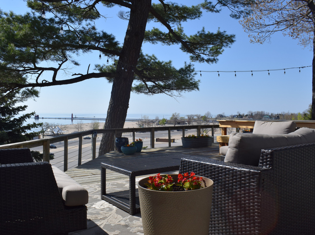 Looking Glass Beachfront Inn主图