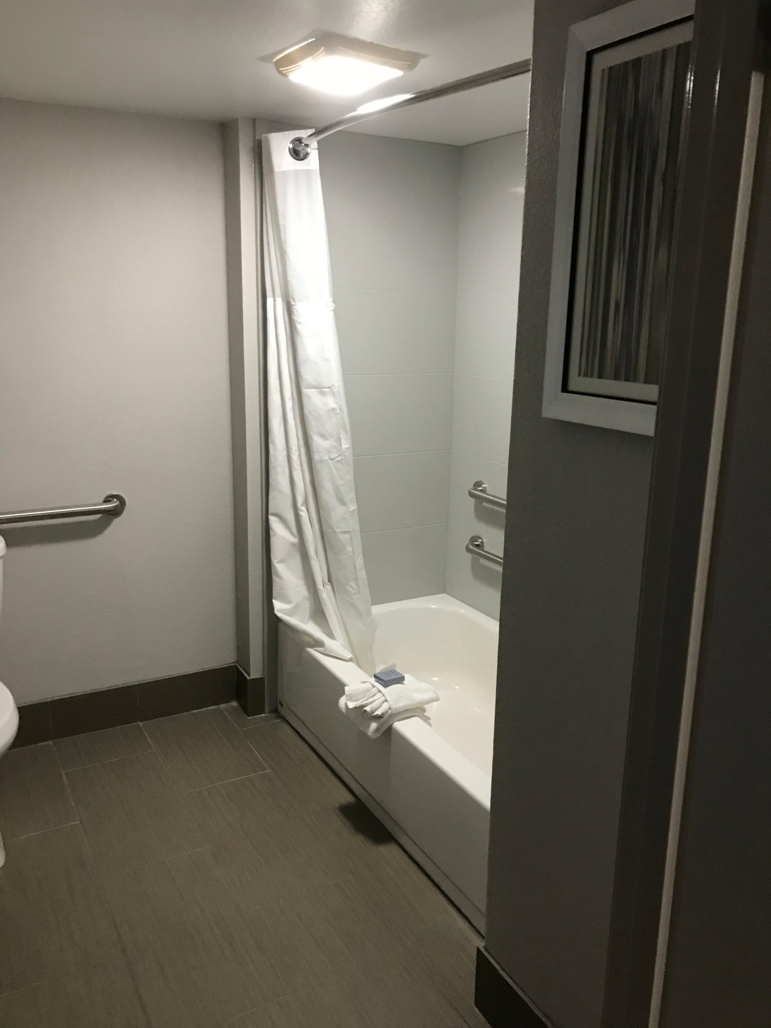 Wingate by Wyndham Louisville Fair & Expo Center-浴室