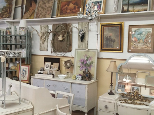 Red Queen's Attic Antiques Gifts & Collectibles-Rosenberg必去景点