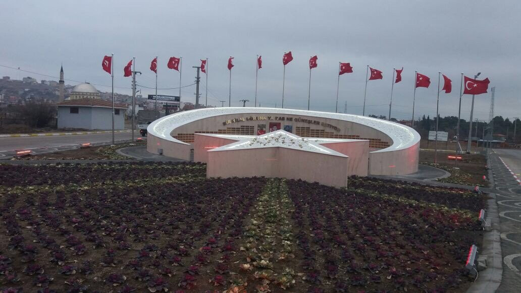 15 Temmuz Sehitler ve Omer Halisdemir Aniti景点图片