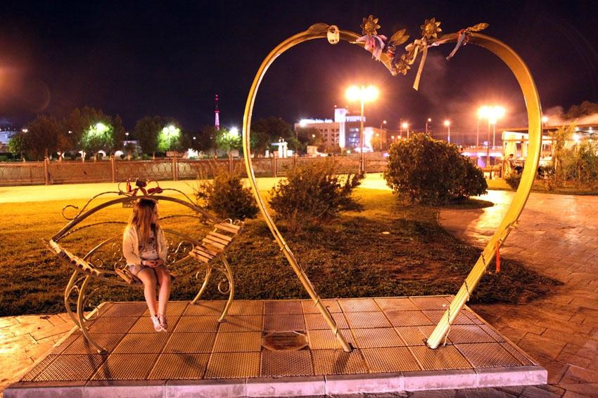 Sculpture Lovebirds Bench-阿斯特拉罕必去景点