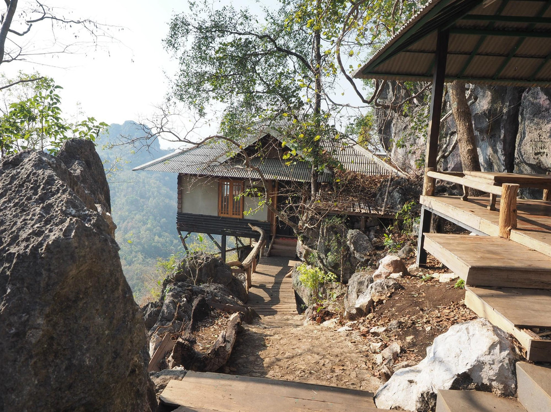 Wat Phra Bat Pupha Daeng-寨封必去景点