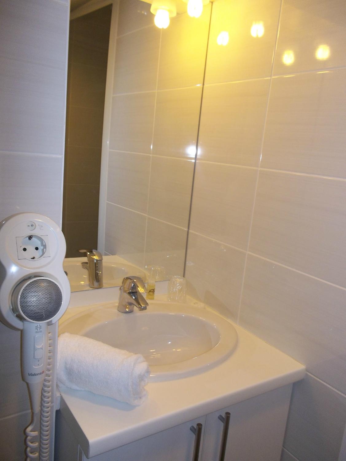 All Suites Hotel Besancon-浴室