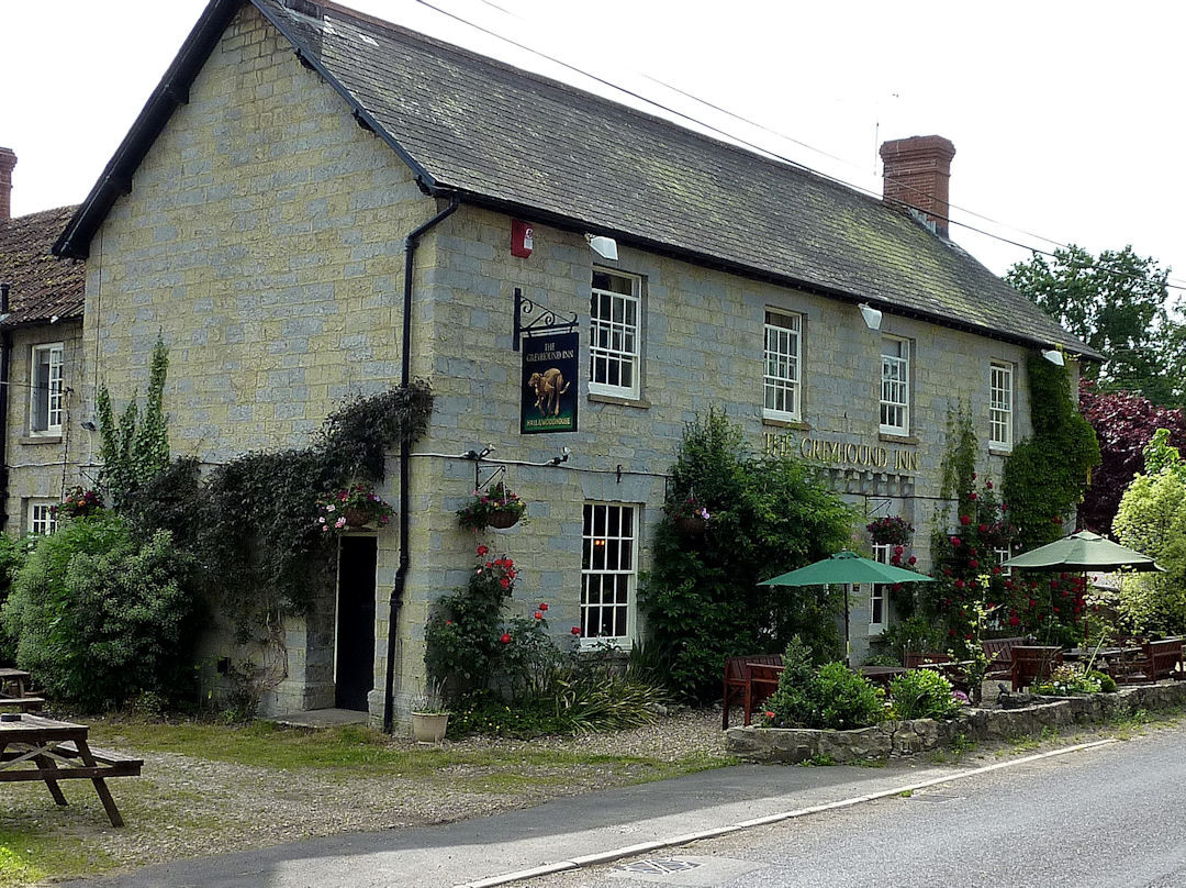 The Greyhound Inn主图