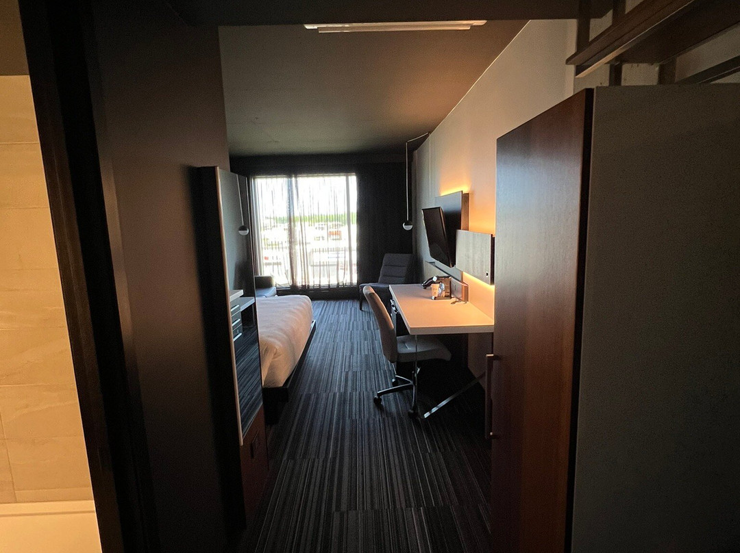 Grand Times Hotel Blainville主图