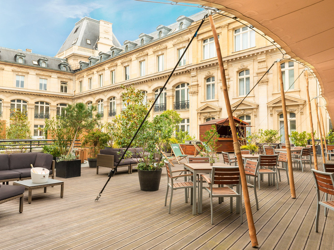 巴黎共和IHG皇冠假日酒店主图