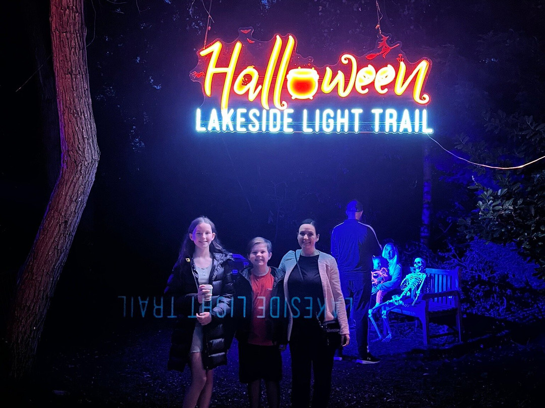 Halloween Lakeside Light Trail景点图片