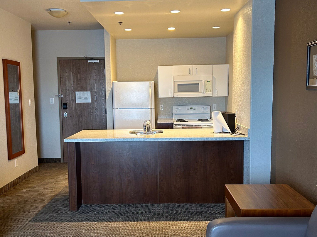 HomeSuites Regina East by d3h Hotels主图