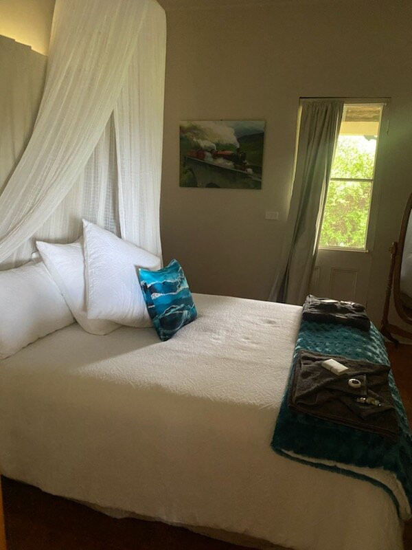 Carriageway Retreat主图