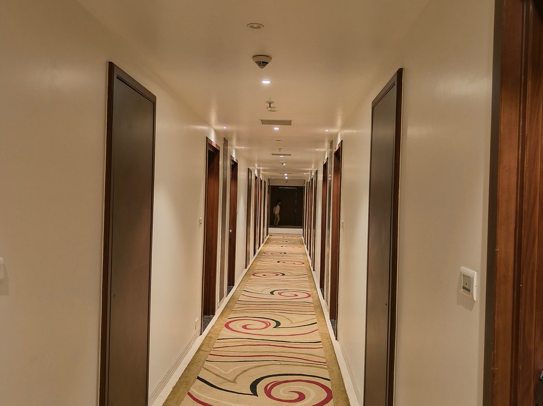 Royal Orchid Central主图