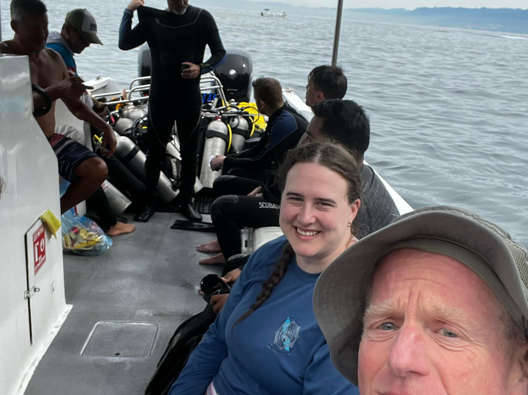 Twin Dolphins-瓦拉塔港必去景点