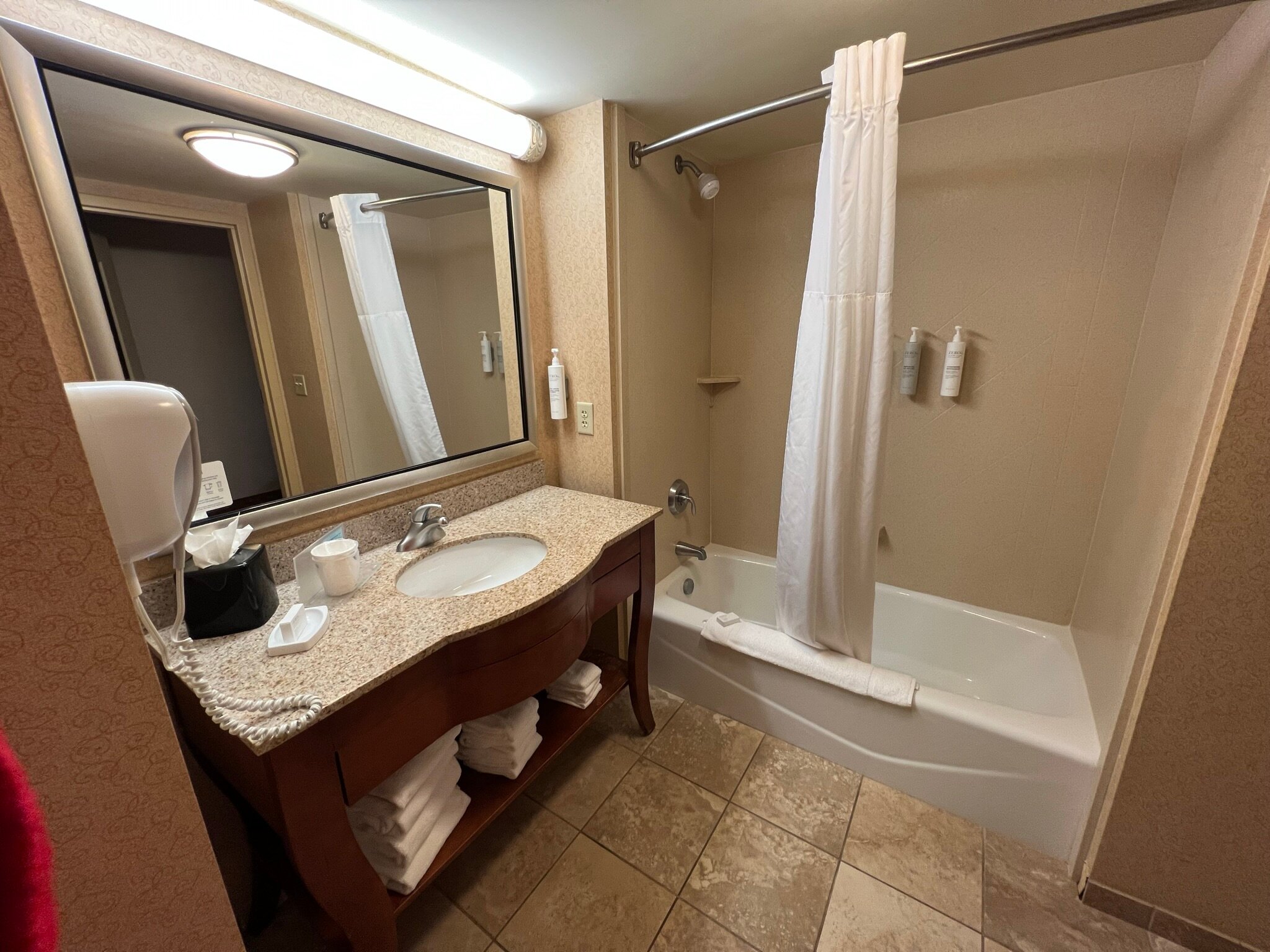 东哈特福德希尔顿恒庭旅馆&套房酒店-浴室