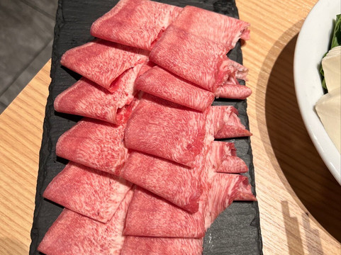 しゃぶしゃぶ すき焼き 食べ放題 和牛と豚 本町店