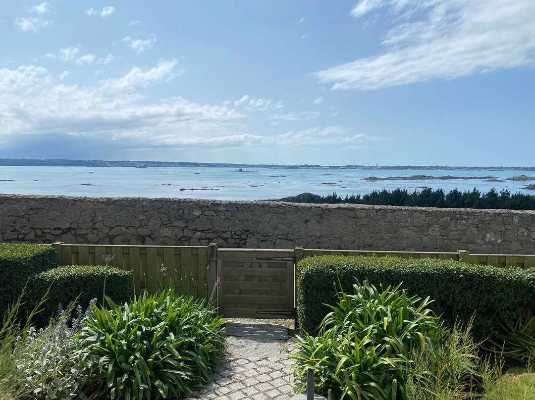 The White House Hotel主图