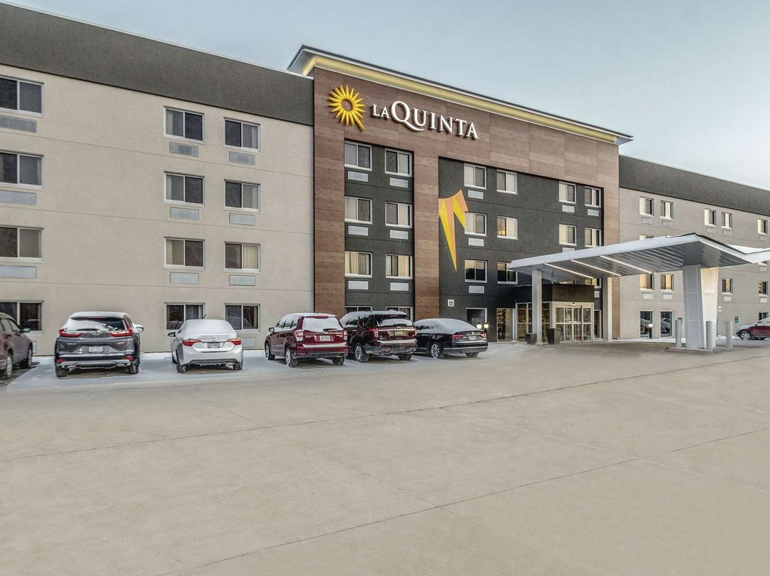 La Quinta Inn & Suites by Wyndham Cleveland - Airport North
