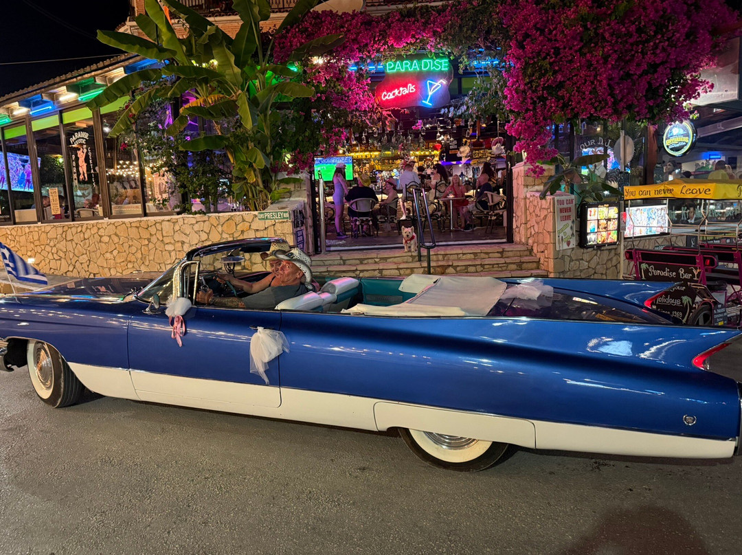 Paradise Bar Apartments主图