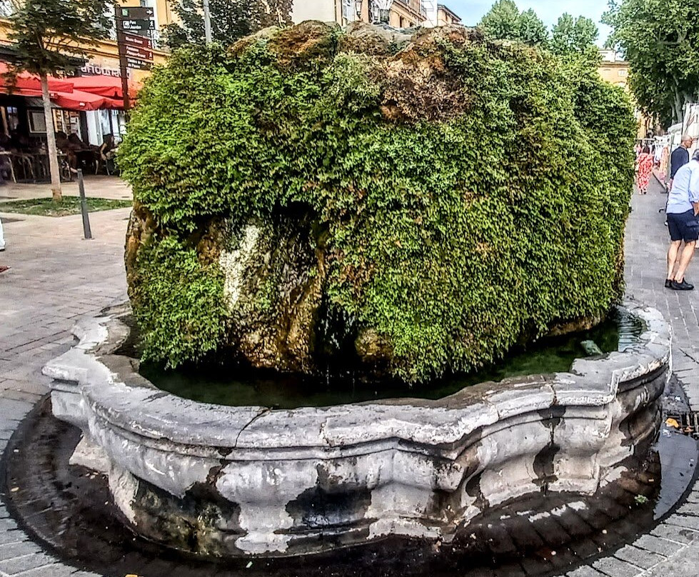 长满青苔的喷泉-普罗旺斯必去景点