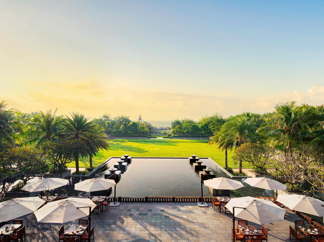 海南清水湾雅居乐莱佛士酒店主图