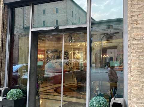 斯坦达尔酒店主图