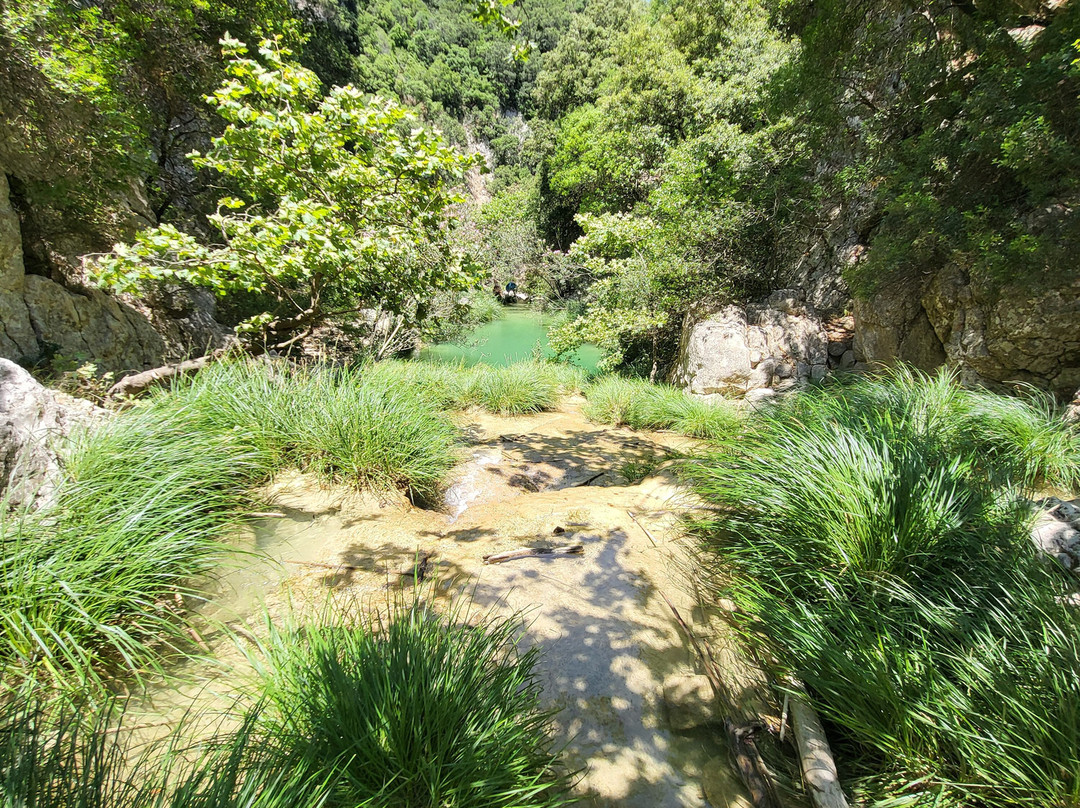 Polylimnio Waterfall-Charavgi必去景点