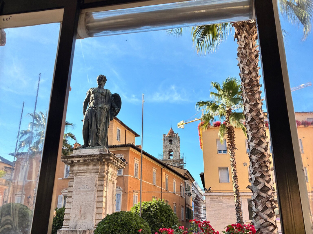Monumento a Cecco d'Ascoli-阿斯科利皮切诺必去景点