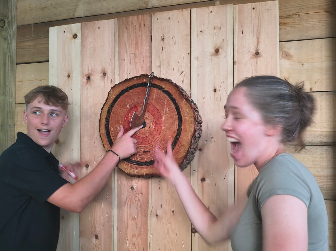 Bermuda Blades Axe Throwing-Henlow必去景点