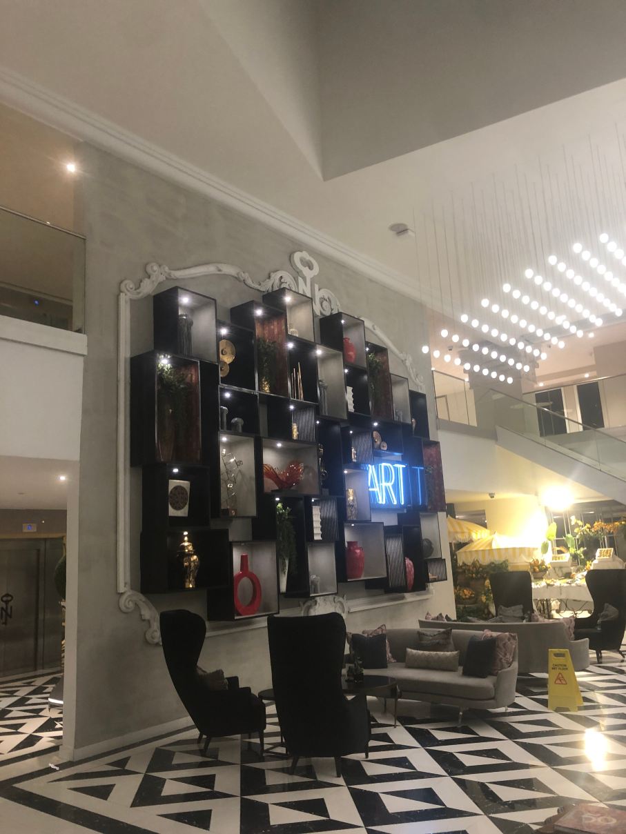 尼莎乔哈尔镇酒店-旅行者