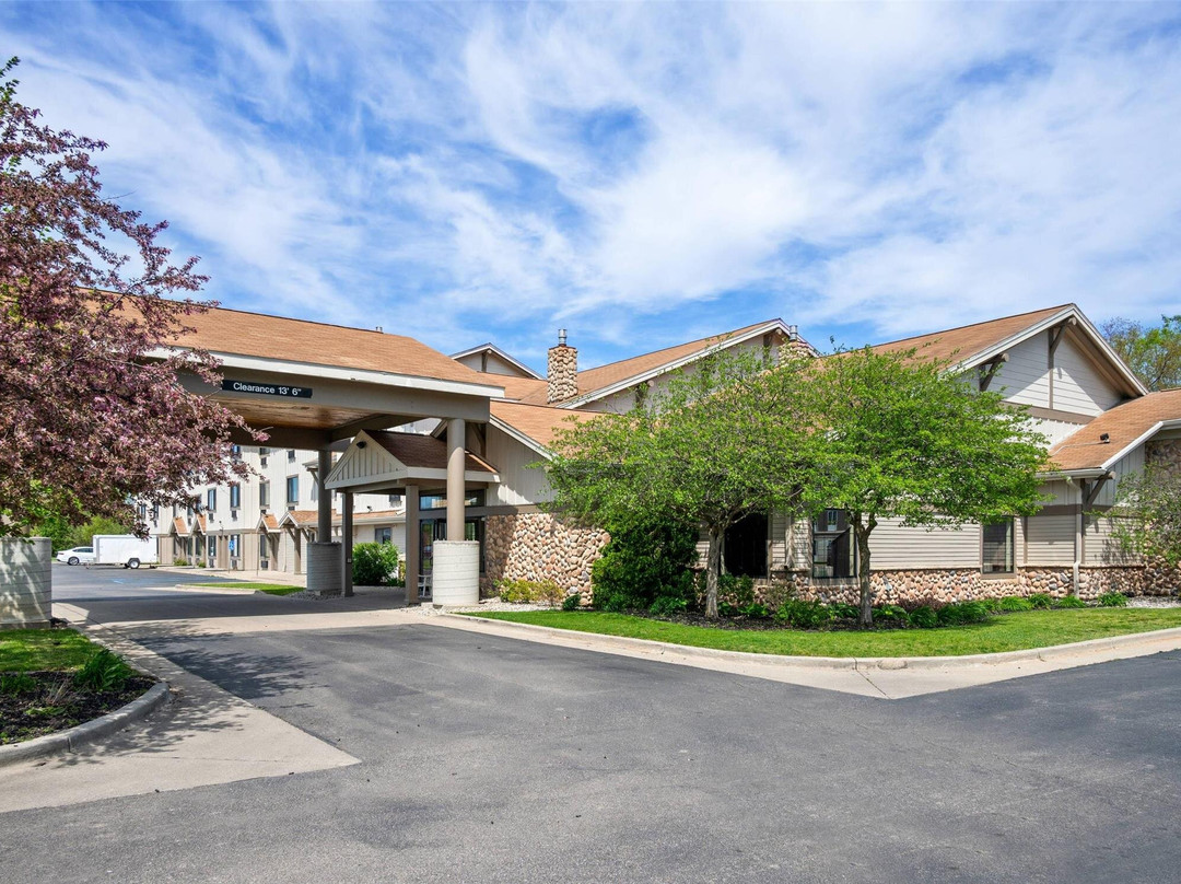 荷兰村酒店住宿-White Pines Inn & Suites of Holland