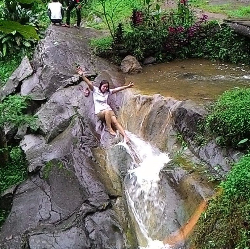 Bandungan旅游景点-Klenting Kuning Waterfall