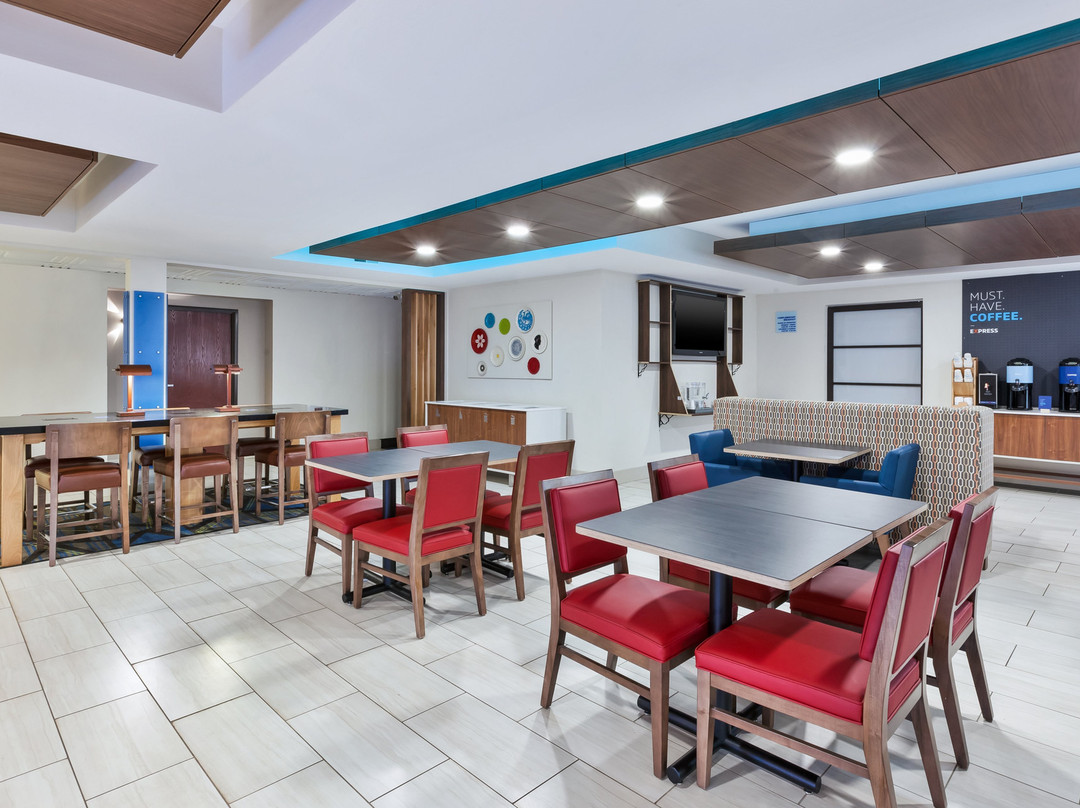 Holiday Inn Express & Suites Three Rivers by IHG主图
