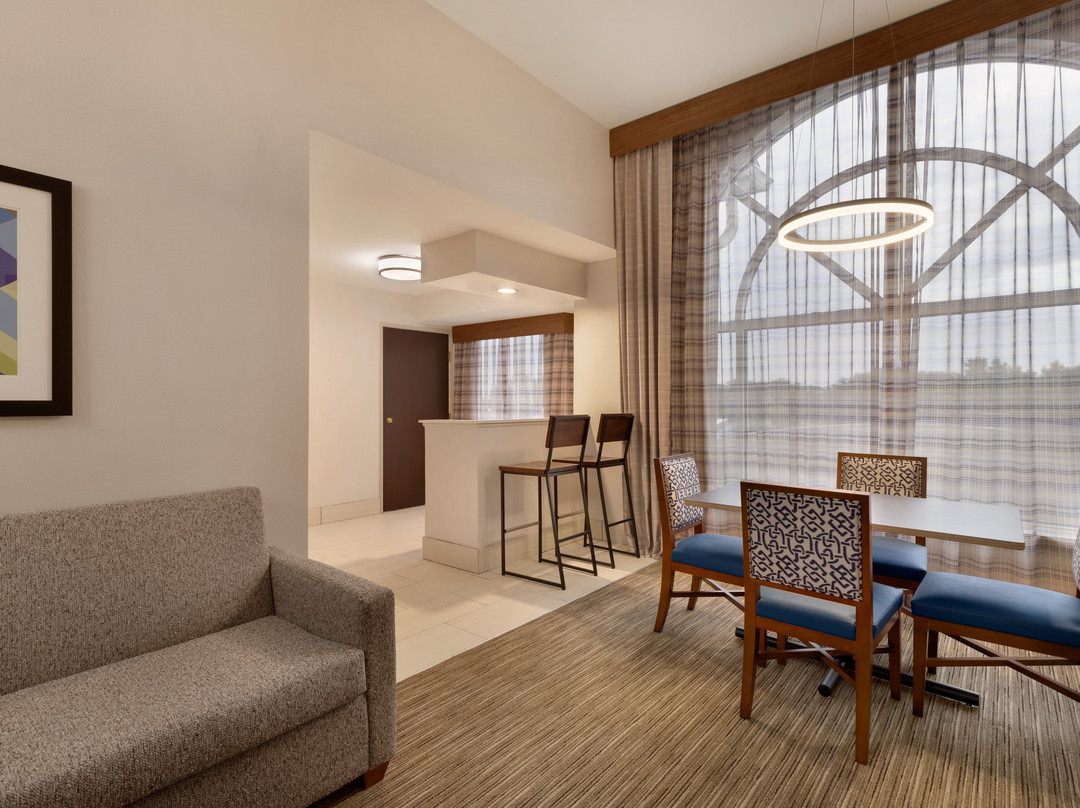 奥佩利卡奥本快捷假日&套房酒店主图