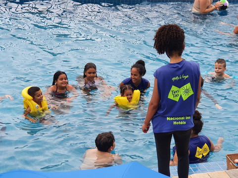 乡村客栈酒店主图