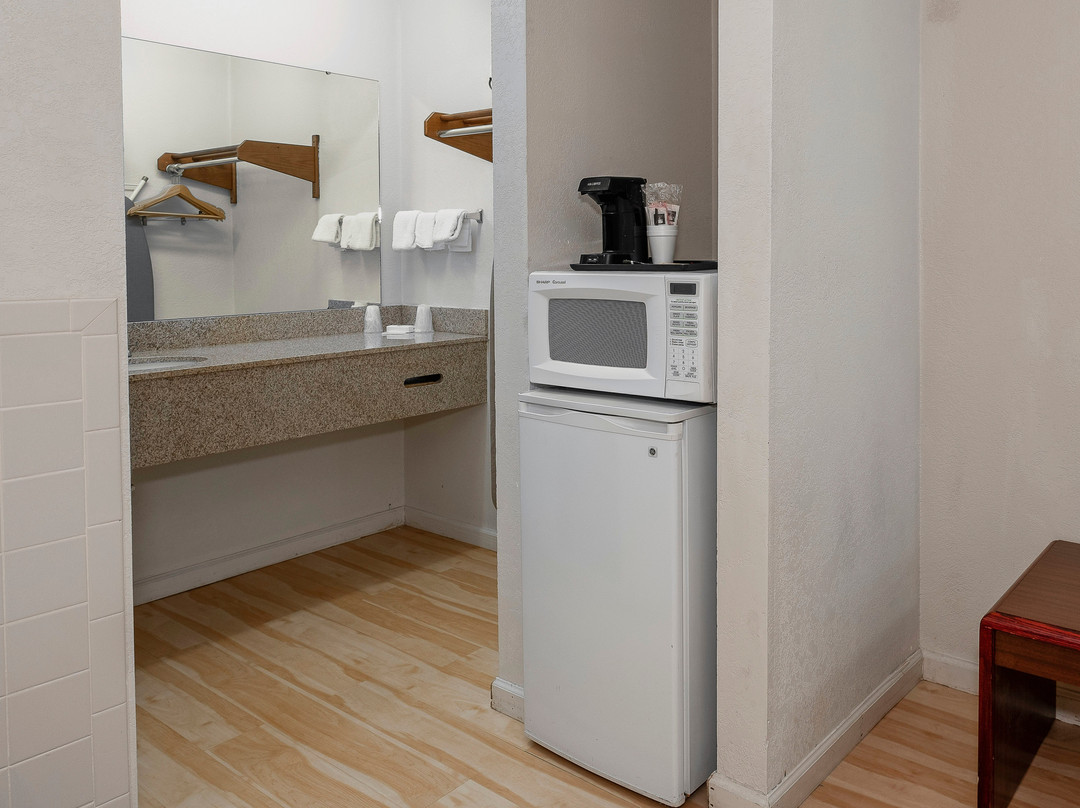 Red Roof Inn & Suites Rome主图