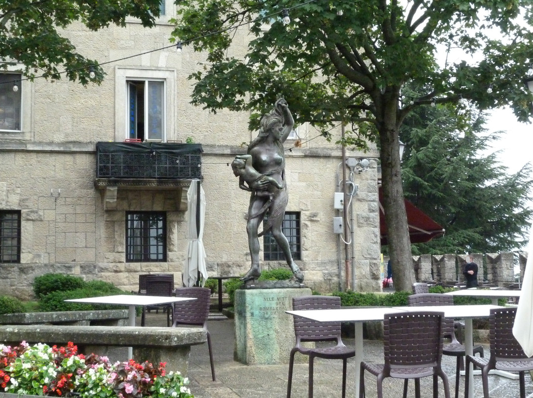 Sculpture Mother and Child-圣马力诺城必去景点