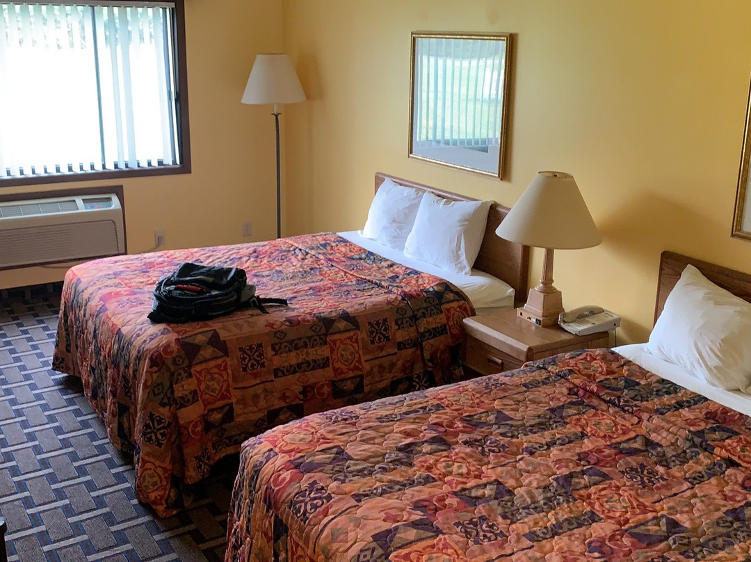 Sky Lodge Inn & Suites主图