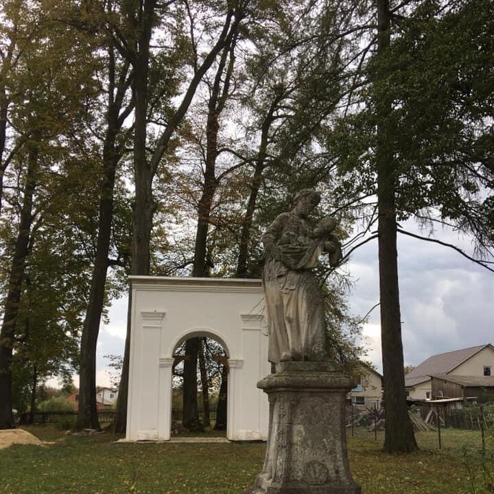 Roman CatholicChurch of the Exaltation of St. Joseph-Pidhirtsi必去景点