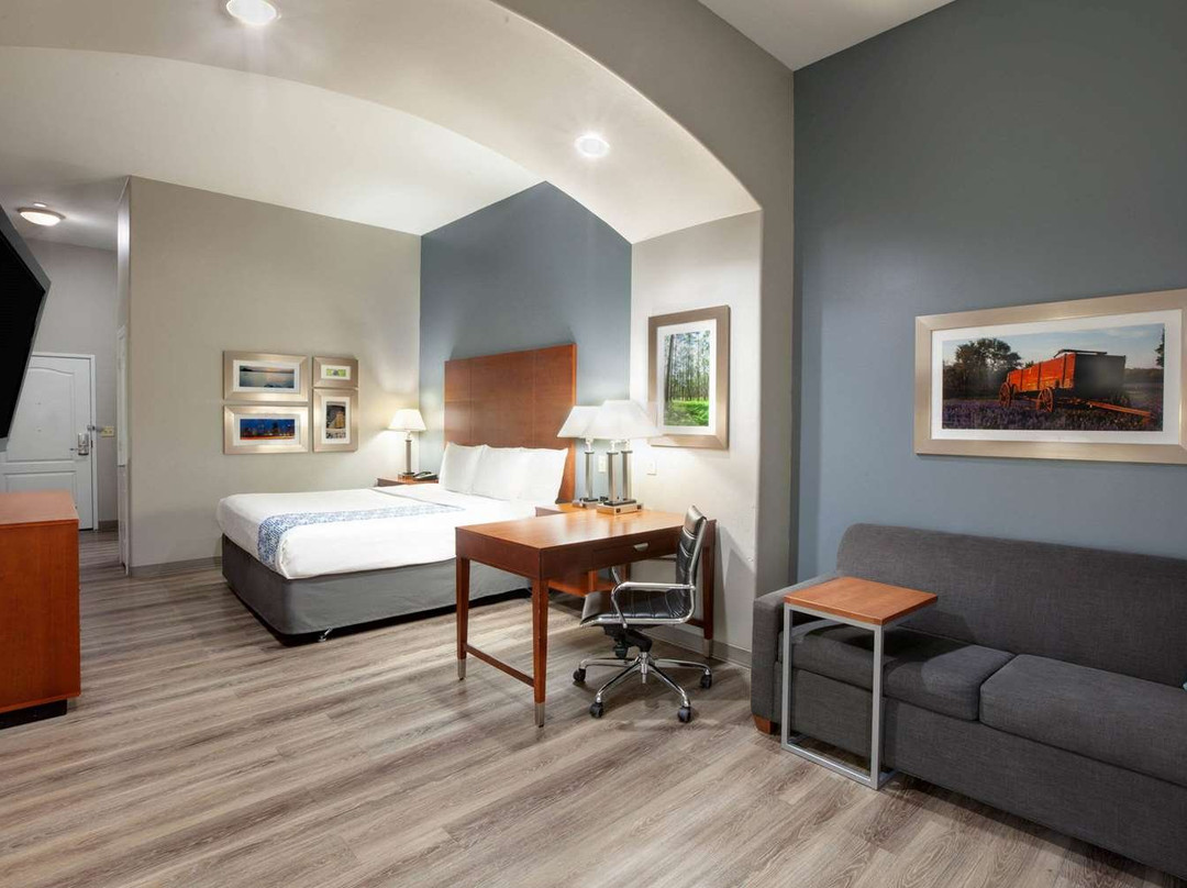 La Quinta Inn & Suites by Wyndham Cleveland TX主图