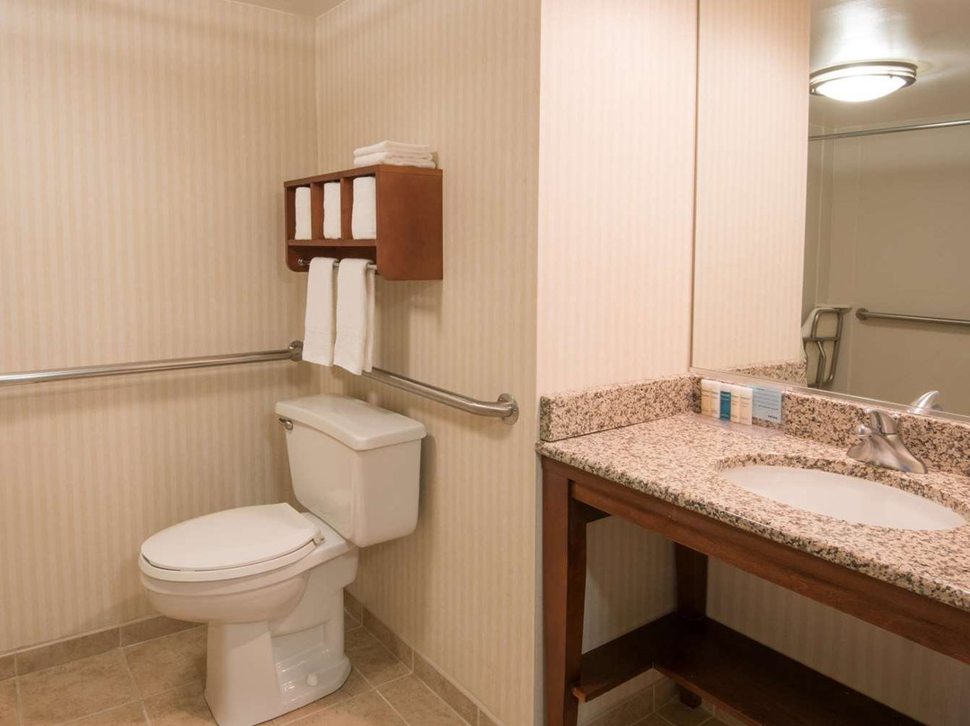 布里奇波特/克拉克斯堡汉普顿酒店主图