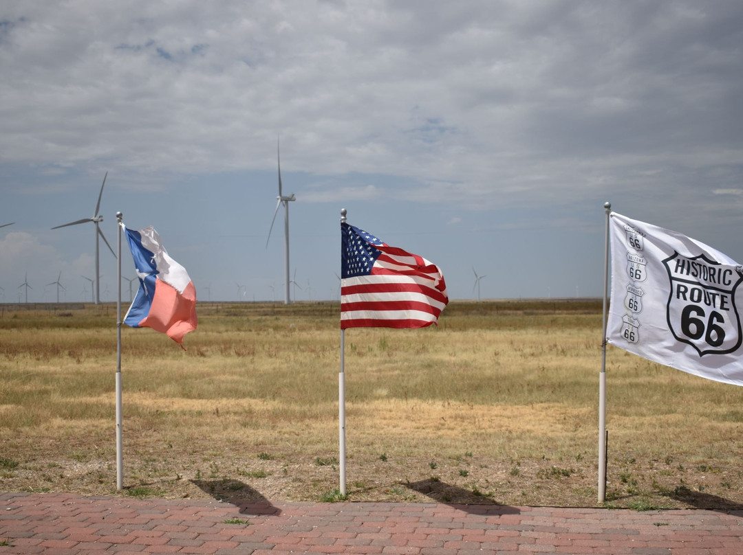 Midpoint of Route 66景点图片