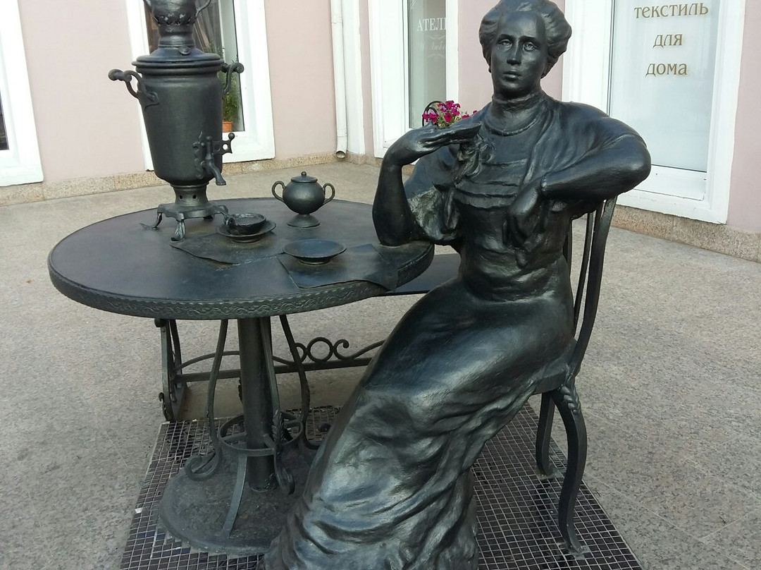 The Photographer And The Lady At The Samovar Monument-鄂木斯克必去景点