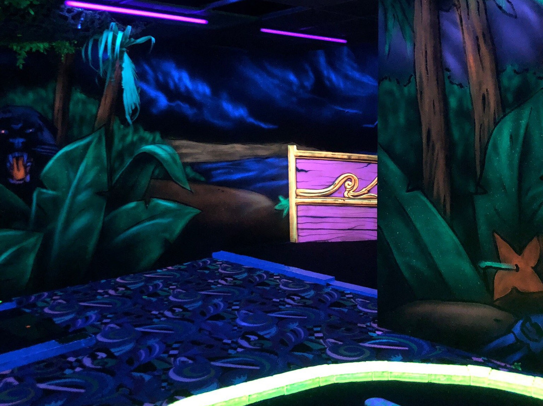 Goolfy Blacklight Minigolf-布朗肯堡必去景点